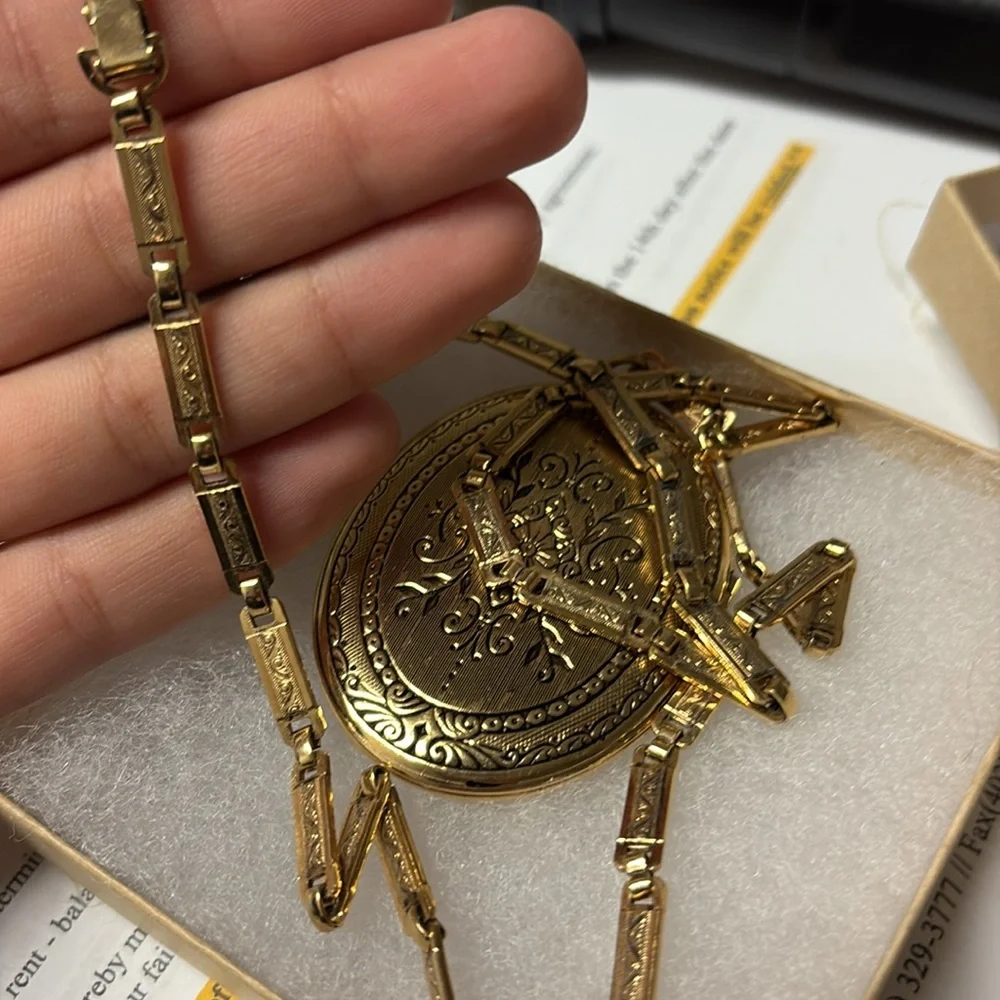 Vintage etched large oval Gold Locket book chain Necklace - Picture 3 of 4